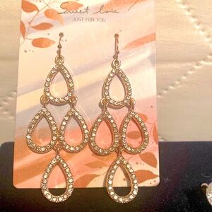 ❤️ Gold Tone Rhinestones Pierced Earrings OS